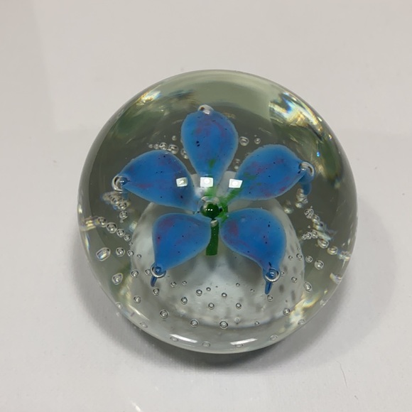 Wheaton Village Tony DePalma flower paperweight. - Picture 5 of 8